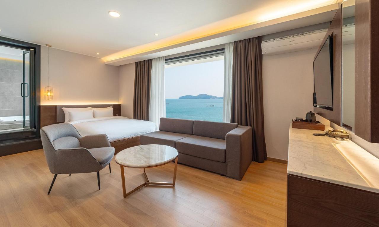 Stubborn Hotel Geoje Exteriör bild