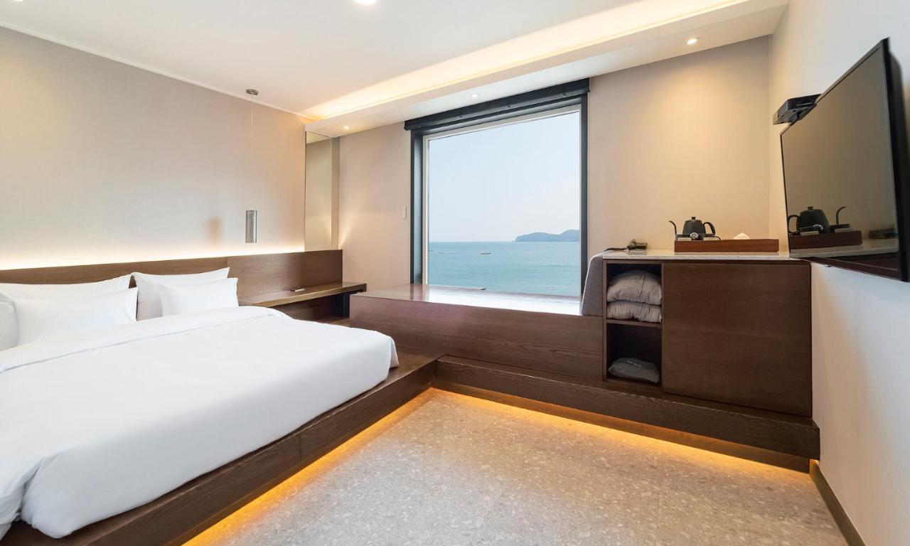 Stubborn Hotel Geoje Exteriör bild